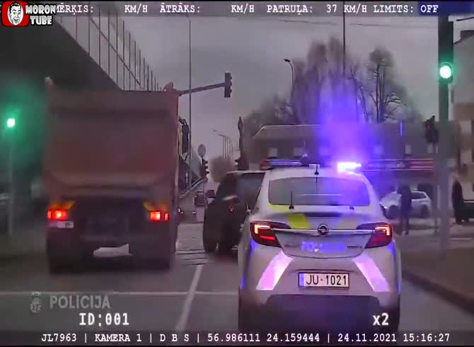 Video :A pursuit starts as a Cayenne S tries to elude the cops